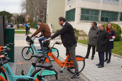 Sánchez y Óscar Puente probando las nuevas bicicletas 'Biki'.- @TRASNSXTE