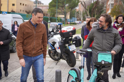 Sánchez y Óscar Puente probando las nuevas bicicletas 'Biki'.- @TRASNSXTE