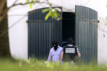 La Guardia Civil y la Policía francesa hallaron el pasado 28 de mayo un arsenal de armas y explosivos de ETA en un zulo de una vivienda ubicada en el centro de Biarritz (Francia).-Foto: EFE / JUAN HERRERO