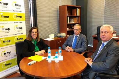 Ángeles Armisen, presidenta de la FRMP junto a Luis Heredero y Juan José Aliste, presidente de la AVTCyL. - ICAL