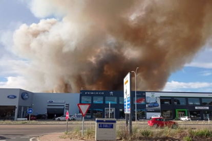Incendio en un terreno de cereal entre Zaratán y Valladolid que llegó a amenazar algunas naves industriales. - EUROPA PRESS