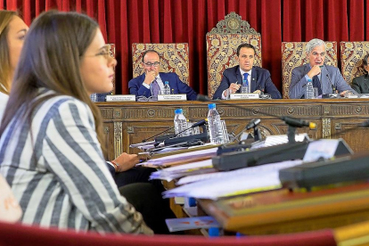 La portavoz de Ciudadanos y el presidente de la Diputación escuchan los reproches de TLP, ayer.-PABLO REQUEJO/PHOTOGENIC