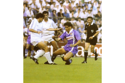 Fernando Hierro logra arrebatar el esférico a Sanchís durante la final de Copa de 1989-EL MUNDO