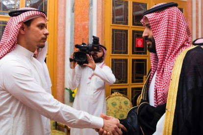 El príncipe heredero Mohamed bin Salman (derecha) saluda a Salah Kashoggi, hijo del periodista asesinado en Estambul.-AFP