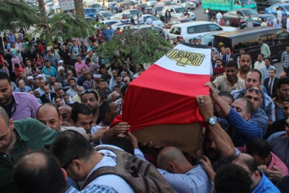 Funeral por un capitán de policía fallecido en el enfrentamiento armado, a 15 kilómetros de El Cairo, el 21 de octubre.-EFE