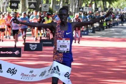 El atleta keniano Reuben Kerio gana este sábado la 42ª edición de la media maratón masculina de Madrid.-EFE / VÍCTOR LERENA