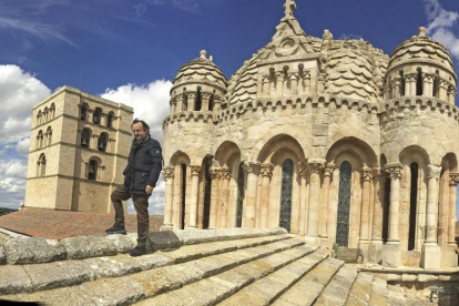 El arquitecto y bodeguero Paco Somoza, sobre el cimborrio de la Catedral de Zamora, contemplando el río Duero a su paso por la ciudad.-ARGI