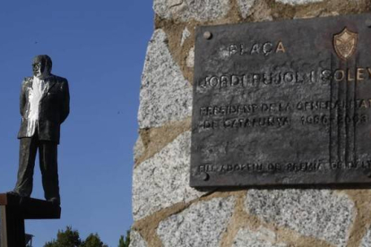 La estatua de Jordi Pujol en Premià de Dalt manchada con pintura blanca, este miércoles.-Foto: JULIO CARBÓ