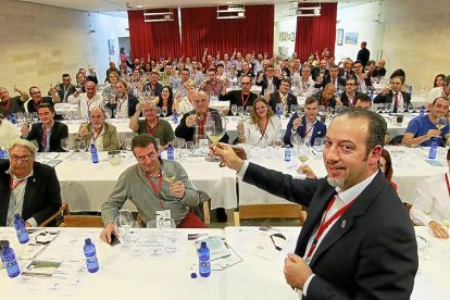 El presidente del ComitéTécnico de la Ascyl, Adolfo ‘Fito’ Benéitez, brinda ayer con un vino del Bierzo junto a los sumilleres participantes en las jornadas.-J.M. LOSTAU