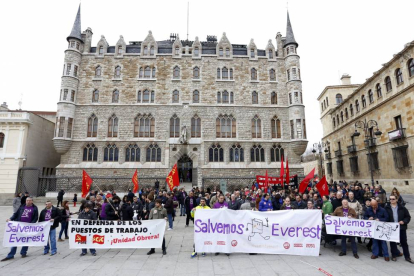 Los comités del grupo Everest y los trabajadores de la empresa se concentran en León para protestar por la situación de la editorial-Ical