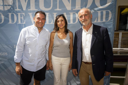 Rafa Sierra y su mujer Azucena con el gerente de El Mundo de Castilla y León, José Antonio Arias.- PHOTOGENIC