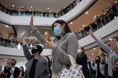 Manifestantes antigubernamentales participan en un ’flashmob’ en un centro comercial de Hong Kong, este martes.-JEROME FAVRE (EFE)