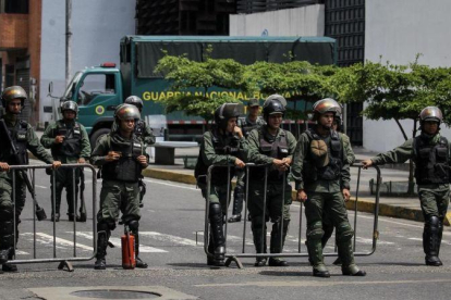 Efectivos de la Guardia Nacional en Caracas.-EFE / MIGUEL GUTIERREZ