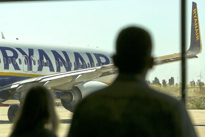 Un avión de Ryanair espera para el despegue en la pista de Villanubla.-MIGUEL ÁNGEL SANTOS