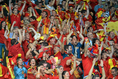 Aficionados de la selección española animando en un partido. / EL MUNDO