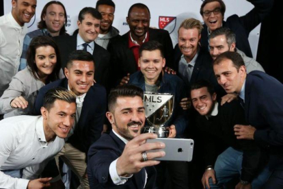David Villa se hace un selfi con sus compañeros del New York City y el trofeo conquistado.-AFP / MICHAEL REAVES