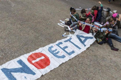 Manifestantes contra los tratados de comercio TTIP y CETA en Bruselas.-Geert Vanden Wijngaert