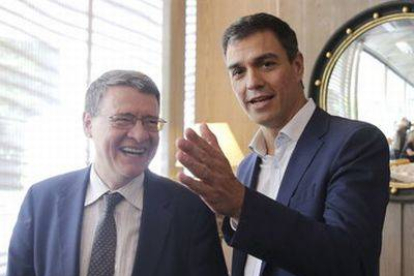 El exministro socialista Jordi Sevilla, a la izquierda, junto el candidato del PSOE a la Moncloa, Pedro Sánchez, el pasado 26 de mayo, en el madrileño Museo del Traje.-Foto: EFE