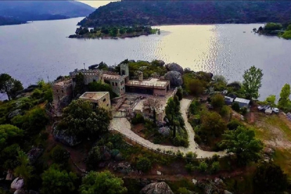 Isla privada con castillo en El Barraco. | E. M