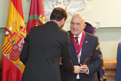 Óscar Puente entrega el bastón de mando a Jesús Julio Carnero.-ICAL