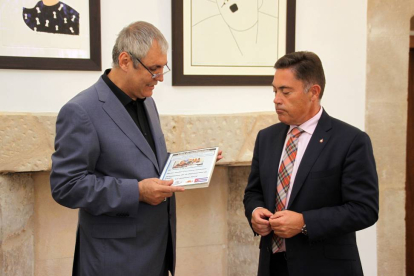 El presidente de la Diputación de León, Marcos Martínez, recibe en su despacho al presidente de la Colonia Leonesa en Cuba, Raúl Parrado-Ical