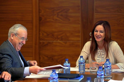 Jesús Encabo y Silvia Clemente, en una imagen de archivo durante una de las reuniones con los grupos para sacar adelante el plan de fiscalización.-ICAL