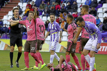 Villar increpa a un jugador del Tenerife caído, durante el partido de Liga de Zorrilla, en el que fue expulsado.-PABLO REQUEJO (PHOTOGENIC)