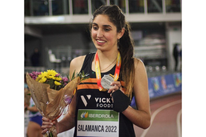 Ángela Viciosa con la medalla tras la prueba en Salamanca. / E.M.