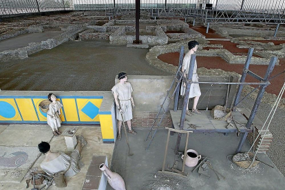 Recreación de una vivienda en la Villa Romana de Almenara-Puras en primer plano, con los restos arqueológicos al fondo.-J.M. LOSTAU