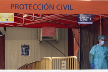 Carpas de protección civil en el Clínico, con personal sanitario. -PHOTOGENIC/MIGUEL ÁNGEL SANTOS