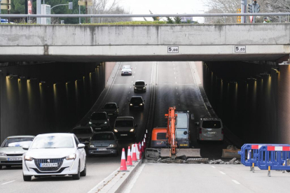 Corte al tráfico por obras en el túnel de la avenida Salamanca en dirección Arroyo. -JUAN MIGUEL LOSTAU