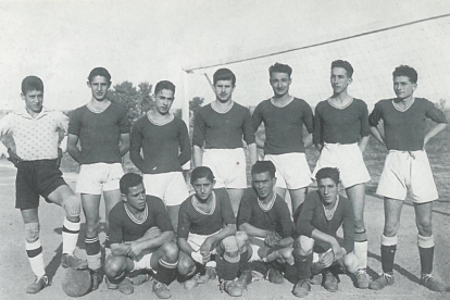 Integrantes de uno de los primeros equipos del CDArces visten las camisetas negras con las que el club jugó durante sus dos primeros años de vida.-EL MUNDO