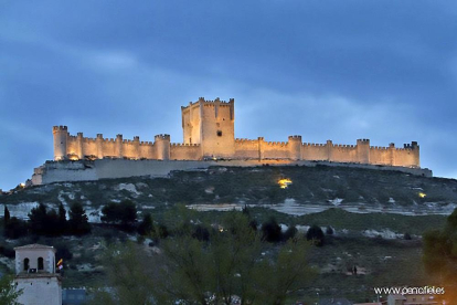 Vista panorámica del castillo de Peñafiel, iluminado sobre la ladera donde asienta.-AYTO. PEÑAFIEL
