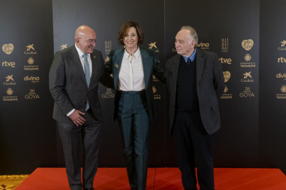 Sigourney Weaver con el presidente de la Academia Méndez Leite y Jesús Julio Carnero - PHOTOGENIC