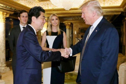 Trump saluda a Abe en presencia de Ivanka y su marido, Jared Kusher.-AFP