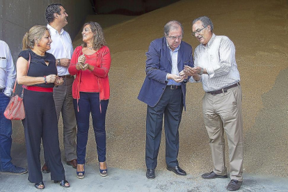 Rosa Valdeón, Milagros Marcos y Juan Vicente Herrera visitan las instalaciones de la cooperativa Cobadú.-J. L. LEAL