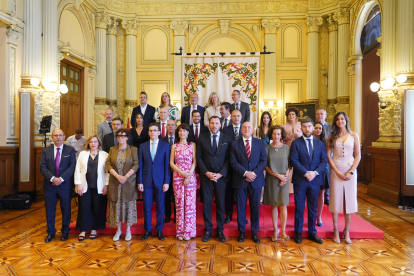 Foto de familia de todos los grupos en la constitución del Ayuntamiento de Valladolid con Jesús Julio Carnero como alcalde.-ICAL