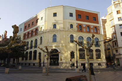 Edificio de Correos de Valladolid.-J. M. LOSTAU
