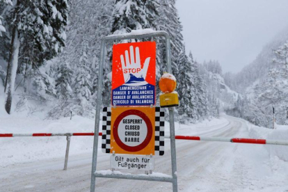 Una señal de advertencia de peligro de avalancha en una carretera cerrada después de fuertes nevadas cerca de Obertauern, Austria.-REUTERS / LEONHARD FOEGER