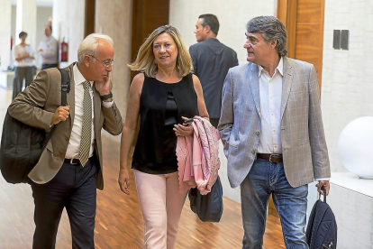 La consejera de Economía y Hacienda, Pilar del Olmo, ayer en el pasillo de las Cortes .-ICAL