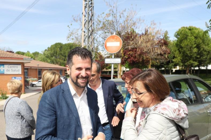 El candidato socialista a la Presidencia de la Junta, Luis Tudanca, junto a la alcaldesa de Roa, Carmen Millavares, tras su visita al centro de Salud de esta localidad-ICAL