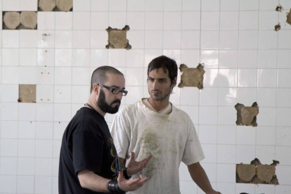 El cineasta salmantino Miguel Á. Refoyo (I), junto al actor charro Raúl Prieto en el rodaje del corto '3665'-Ical