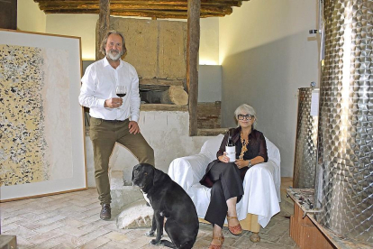 Petra Merino y Cveto Marsic, con su vino ‘negro de viña’, en su bodega de Grajal de Campos.-