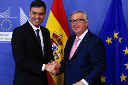 Pedro Sánchez y Jean-Claude Juncker, en un encuentro en junio del 2018. /-ARIS OIKONOMOU (AFP)