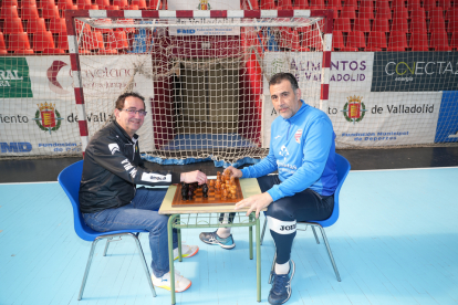 Miguel Ángel Peñas y David Pisonero escenifican una partida de ajedrez en el parquet de Huerta del rey. / LOSTAU