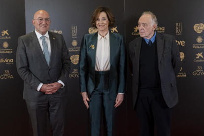 Sigourney Weaver con el presidente de la Academia Méndez Leite y Jesús Julio Carnero - PHOTOGENIC