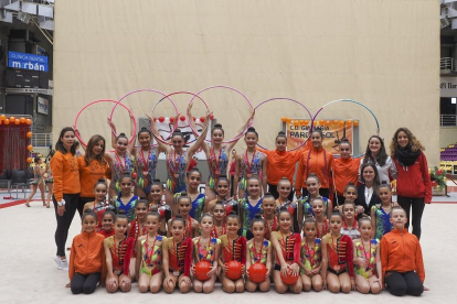 Las gimnastas del Gimnasia Parquesol y del CD La Victoria posan en grupo después de la competición celebrada en Pisuerga.-MIGUEL ÁNGEL SANTOS / EL MUNDO