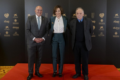 Sigourney Weaver con el presidente de la Academia Méndez Leite y Jesús Julio Carnero - PHOTOGENIC