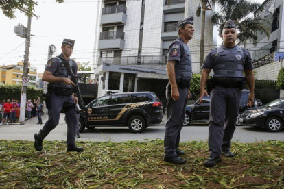 Agentes de Policía y curiosos ante la residencia de Lula en la ciudad de Sao Bernardo do Campo, en la periferia de Sao Paulo-EFE