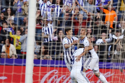 Guardiola recibe la felicitación de Toni y Ünal tras marcar el primer gol del partido, ayer, en Zorrilla.-MIGUEL ÁNGEL SANTOS